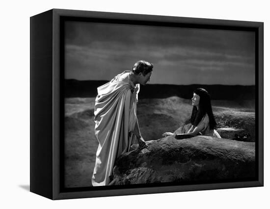 CAESAR AND CLEOPATRA, 1945 directed by GABRIEL PASCAL Claude Rains and Vivien Leigh (b/w photo)-null-Framed Stretched Canvas