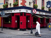 Pub in Temple Bar District in Dublin, Ireland;-Carlos Sanchez Pereyra-Photographic Print
