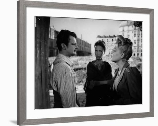 Casque d'Or Golden helmet by JacquesBecker with Serge Reggiani, Loleh Bellon and Simone Signoret, 1-null-Framed Photo