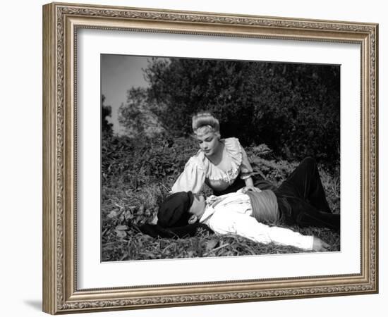 Casque d'Or Golden helmet by JacquesBecker with Serge Reggiani, Simone Signoret, 1952 (b/w photo)-null-Framed Photo