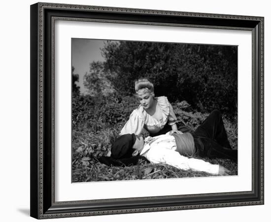 Casque d'Or Golden helmet by JacquesBecker with Serge Reggiani, Simone Signoret, 1952 (b/w photo)-null-Framed Photo