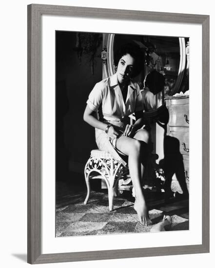 CAT ON A HOT TIN ROOF, 1958 directed by RICHARD BROOKS Elizabeth Taylor (b/w photo)-null-Framed Photo