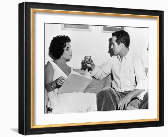 CAT ON A HOT TIN ROOF, 1958 directed by RICHARD BROOKS On the set, Elizabeth Taylor and Paul Newman-null-Framed Photo