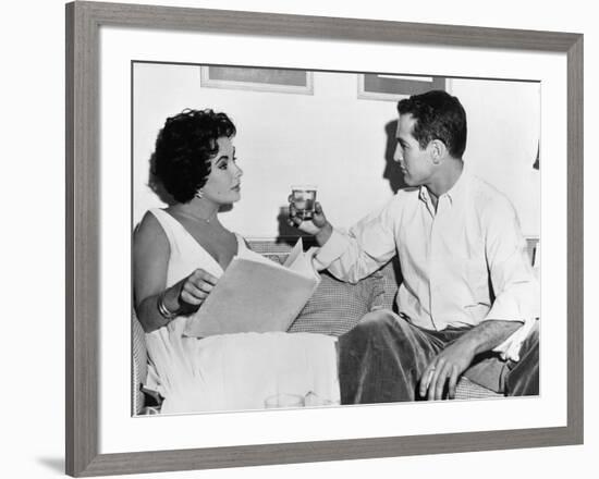 CAT ON A HOT TIN ROOF, 1958 directed by RICHARD BROOKS On the set, Elizabeth Taylor and Paul Newman-null-Framed Photo