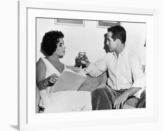 CAT ON A HOT TIN ROOF, 1958 directed by RICHARD BROOKS On the set, Elizabeth Taylor and Paul Newman-null-Framed Photo