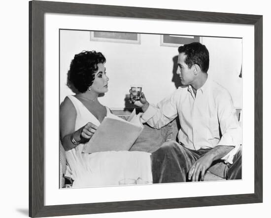 CAT ON A HOT TIN ROOF, 1958 directed by RICHARD BROOKS On the set, Elizabeth Taylor and Paul Newman-null-Framed Photo