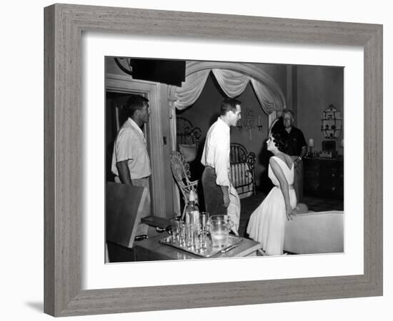 CAT ON A HOT TIN ROOF, 1958 directed by RICHARD BROOKS On the set, Richard Brooks (left) Paul Newma-null-Framed Photo