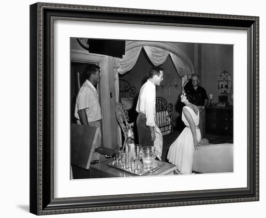 CAT ON A HOT TIN ROOF, 1958 directed by RICHARD BROOKS On the set, Richard Brooks (left) Paul Newma-null-Framed Photo