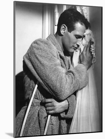 CAT ON A HOT TIN ROOF, 1958 directed by RICHARD BROOKS Paul Newman (b/w photo)-null-Mounted Photo