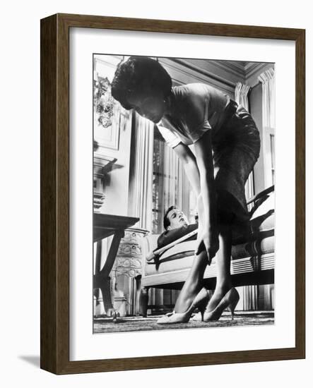 Cat on a Hot Tin Roof, Paul Newman, Elizabeth Taylor, 1958-null-Framed Premium Photographic Print