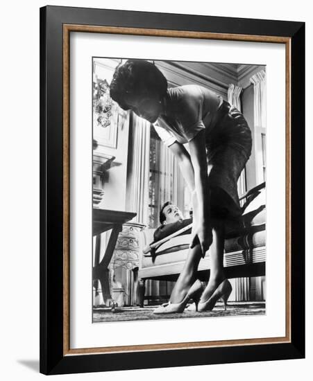 Cat on a Hot Tin Roof, Paul Newman, Elizabeth Taylor, 1958-null-Framed Premium Photographic Print