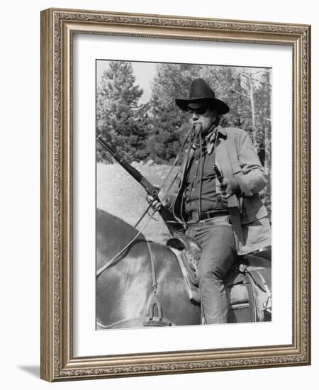 Cent Dollars pour un Sherif TRUE GRIT by Henry Athaway with John Wayne, 1969 (b/w photo)-null-Framed Photo