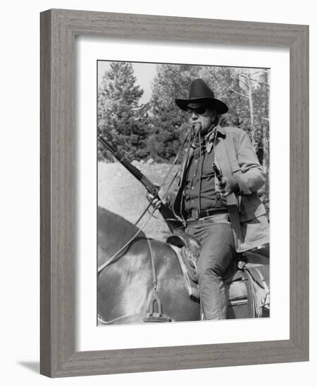 Cent Dollars pour un Sherif TRUE GRIT by Henry Athaway with John Wayne, 1969 (b/w photo)-null-Framed Photo