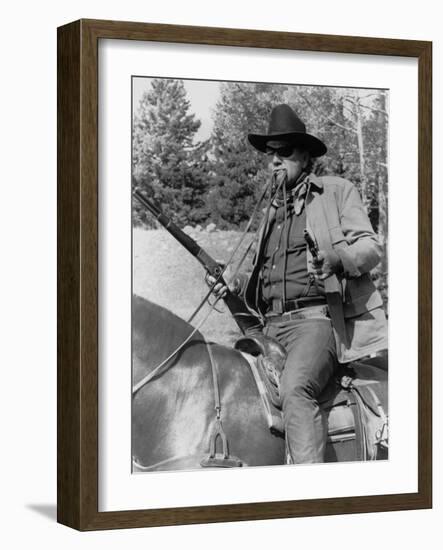Cent Dollars pour un Sherif TRUE GRIT by Henry Athaway with John Wayne, 1969 (b/w photo)-null-Framed Photo