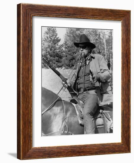 Cent Dollars pour un Sherif TRUE GRIT by Henry Athaway with John Wayne, 1969 (b/w photo)-null-Framed Photo