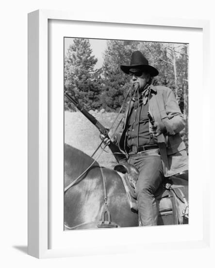 Cent Dollars pour un Sherif TRUE GRIT by Henry Athaway with John Wayne, 1969 (b/w photo)-null-Framed Photo