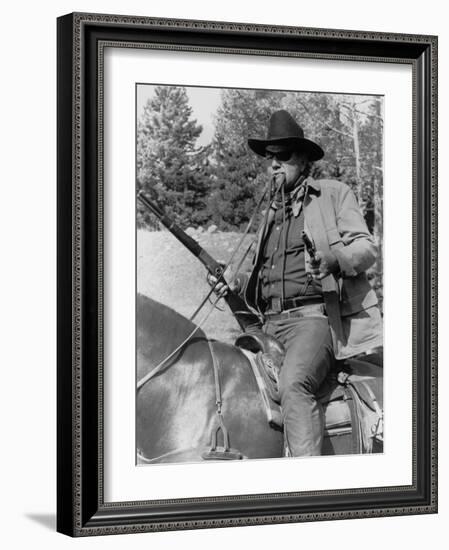 Cent Dollars pour un Sherif TRUE GRIT by Henry Athaway with John Wayne, 1969 (b/w photo)-null-Framed Photo