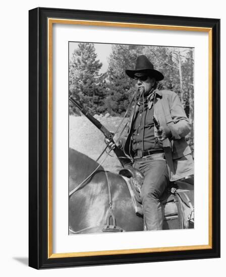 Cent Dollars pour un Sherif TRUE GRIT by Henry Athaway with John Wayne, 1969 (b/w photo)-null-Framed Photo