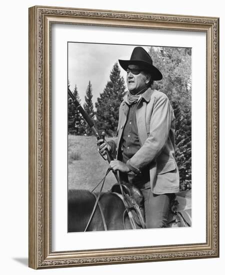 Cent Dollars pour un Sherif TRUE GRIT by Henry Athaway with John Wayne, 1969 (b/w photo)-null-Framed Photo