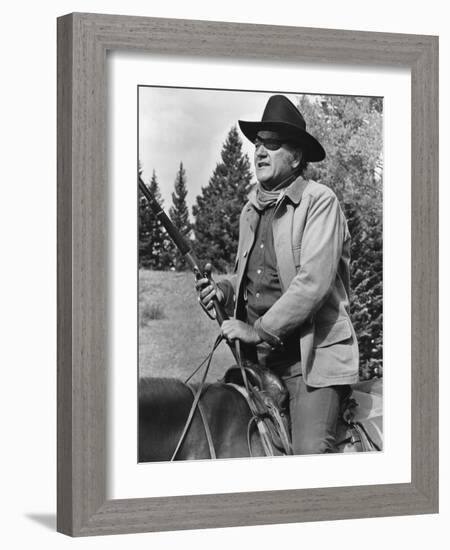 Cent Dollars pour un Sherif TRUE GRIT by Henry Athaway with John Wayne, 1969 (b/w photo)-null-Framed Photo