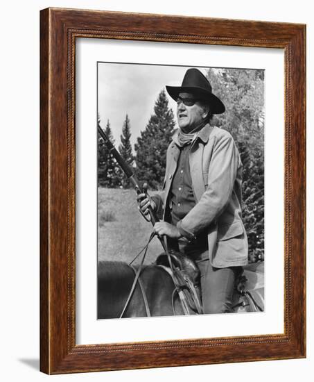 Cent Dollars pour un Sherif TRUE GRIT by Henry Athaway with John Wayne, 1969 (b/w photo)-null-Framed Photo