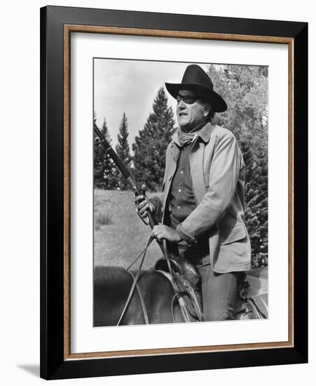 Cent Dollars pour un Sherif TRUE GRIT by Henry Athaway with John Wayne, 1969 (b/w photo)-null-Framed Photo