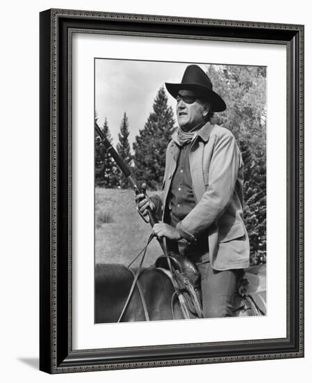 Cent Dollars pour un Sherif TRUE GRIT by Henry Athaway with John Wayne, 1969 (b/w photo)-null-Framed Photo