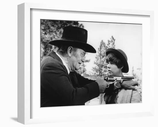 Cent Dollars pour un Sherif TRUE GRIT by Henry Athaway with John Wayne and Kim Darby, 1969 (b/w pho-null-Framed Photo