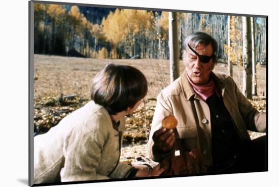 Cent Dollars pour un Sherif TRUE GRIT by Henry Athaway with John Wayne and Kim Darby, 1969 (photo)-null-Mounted Photo