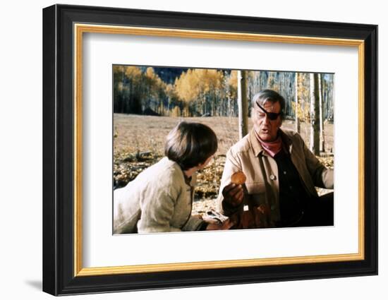 Cent Dollars pour un Sherif TRUE GRIT by Henry Athaway with John Wayne and Kim Darby, 1969 (photo)-null-Framed Photo