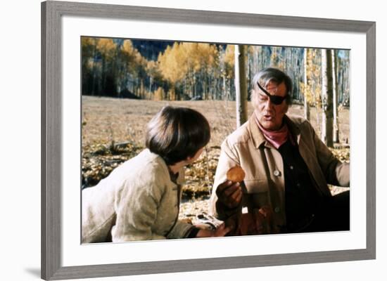 Cent Dollars pour un Sherif TRUE GRIT by Henry Athaway with John Wayne and Kim Darby, 1969 (photo)-null-Framed Photo