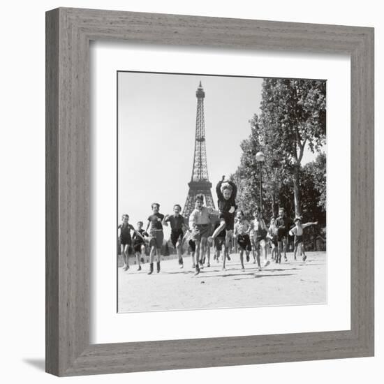 Champs de Mars Gardens-Robert Doisneau-Framed Art Print