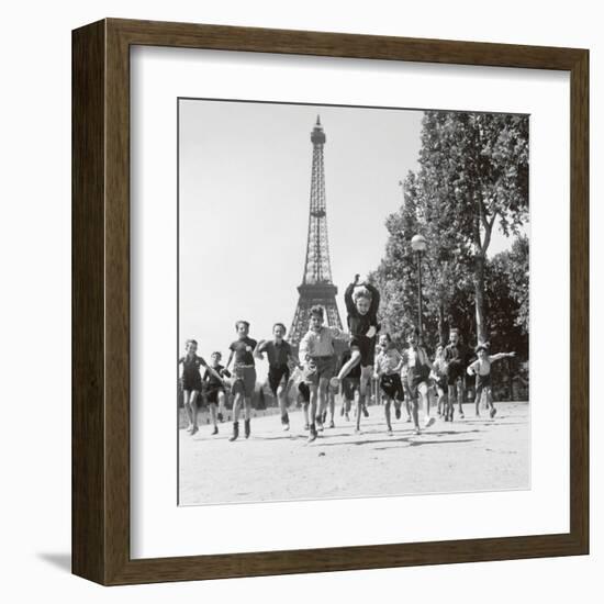 Champs de Mars Gardens-Robert Doisneau-Framed Art Print