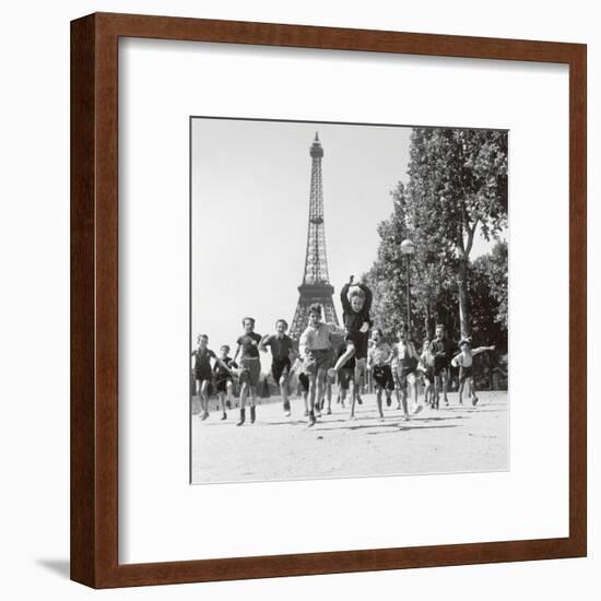 Champs de Mars Gardens-Robert Doisneau-Framed Art Print