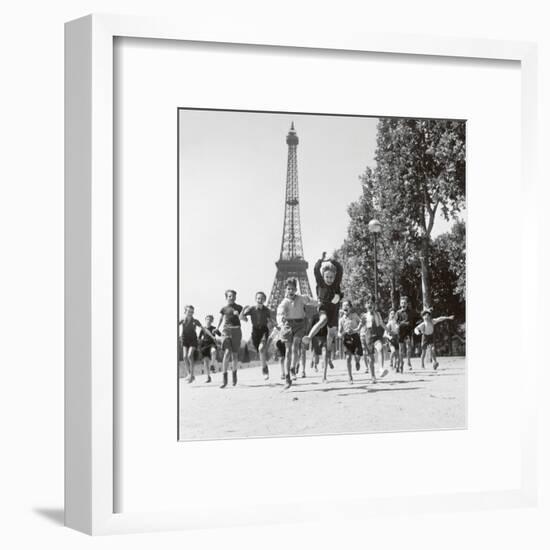 Champs de Mars Gardens-Robert Doisneau-Framed Art Print