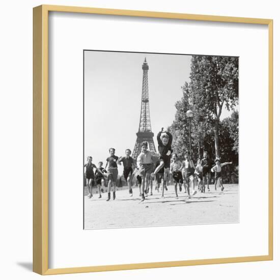 Champs de Mars Gardens-Robert Doisneau-Framed Art Print