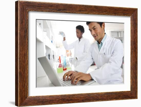 Chemists-Science Photo Library-Framed Photographic Print