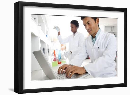 Chemists-Science Photo Library-Framed Photographic Print