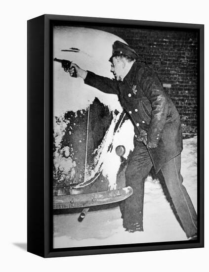 Chicago Policeman Arthur Olson, in a Shoot Out with Bank Robbers, 1st February 1947 (B/W Photo)-American Photographer-Framed Premier Image Canvas