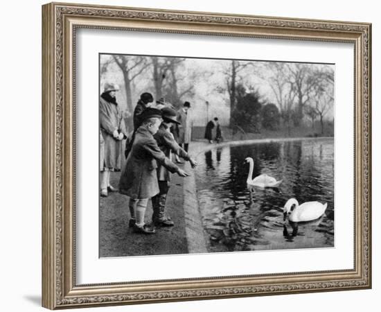 Children Feeding the Swans on the Serpentine, London, 1926-1927-null-Framed Giclee Print
