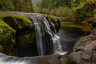 Lower Lewis River Falls in autumn in the Gifford Pinchot National ...