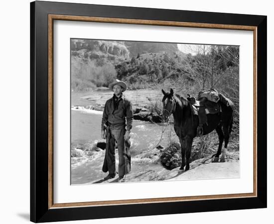 Ciel rouge BLOOD ON THE MOON by Robert Wise with Robert Mitchum, 1948 (b/w photo)-null-Framed Photo