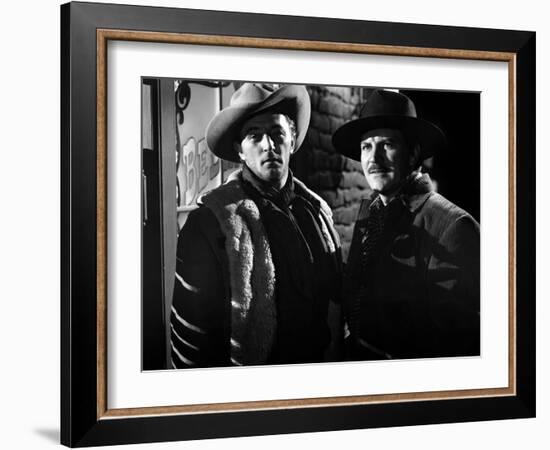 Ciel rouge BLOOD ON THE MOON by Robert Wise with Robert Mitchum and Robert Preston, 1948 (b/w photo-null-Framed Photo