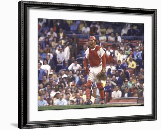 Cincinnati Redlegs' Catcher Johnny Bench in Action Alone-John Dominis-Framed Premium Photographic Print