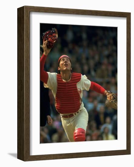 Cincinnati Reds Catcher Johnny Bench Catching Pop Fly During Game Against San Francisco Giants-John Dominis-Framed Premium Photographic Print