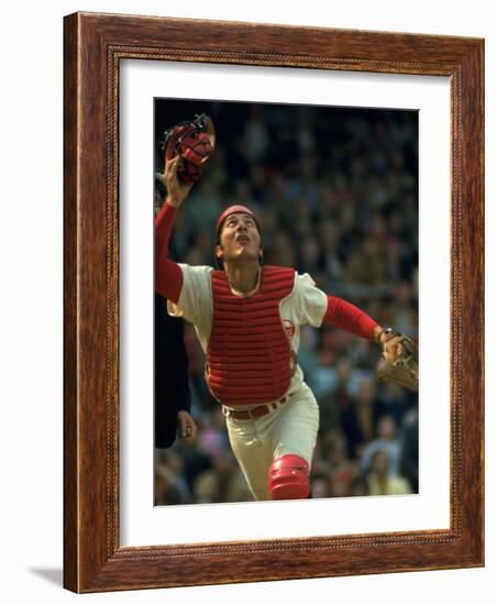 Cincinnati Reds Catcher Johnny Bench Catching Pop Fly During Game Against San Francisco Giants-John Dominis-Framed Premium Photographic Print