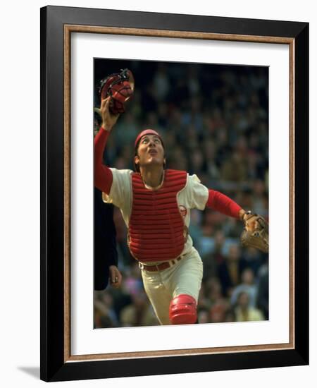 Cincinnati Reds Catcher Johnny Bench Catching Pop Fly During Game Against San Francisco Giants-John Dominis-Framed Premium Photographic Print