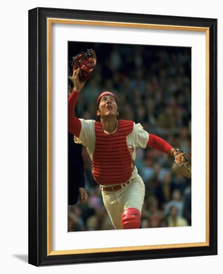 Cincinnati Reds Catcher Johnny Bench Catching Pop Fly During Game Against San Francisco Giants-John Dominis-Framed Premium Photographic Print