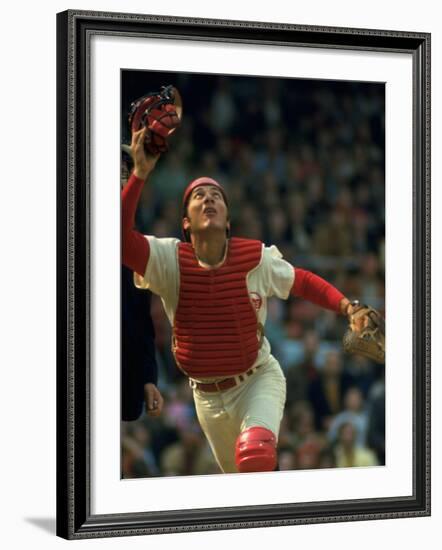 Cincinnati Reds Catcher Johnny Bench Catching Pop Fly During Game Against San Francisco Giants-John Dominis-Framed Premium Photographic Print