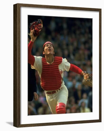 Cincinnati Reds Catcher Johnny Bench Catching Pop Fly During Game Against San Francisco Giants-John Dominis-Framed Premium Photographic Print